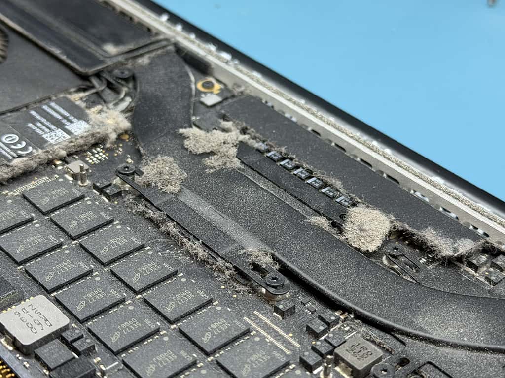 Čištění MacBooku od prachu v Praze